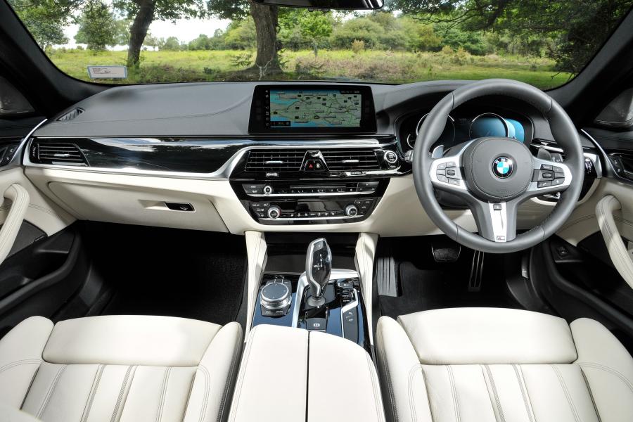 Торпедо BMW 530d xDrive Touring M Sport (G31) 2017 года  (UK) (фото 5 из 40)